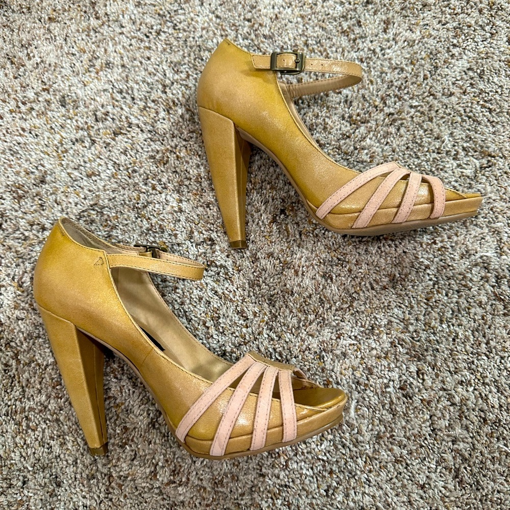 Steve Madden Tan heels size 7.5